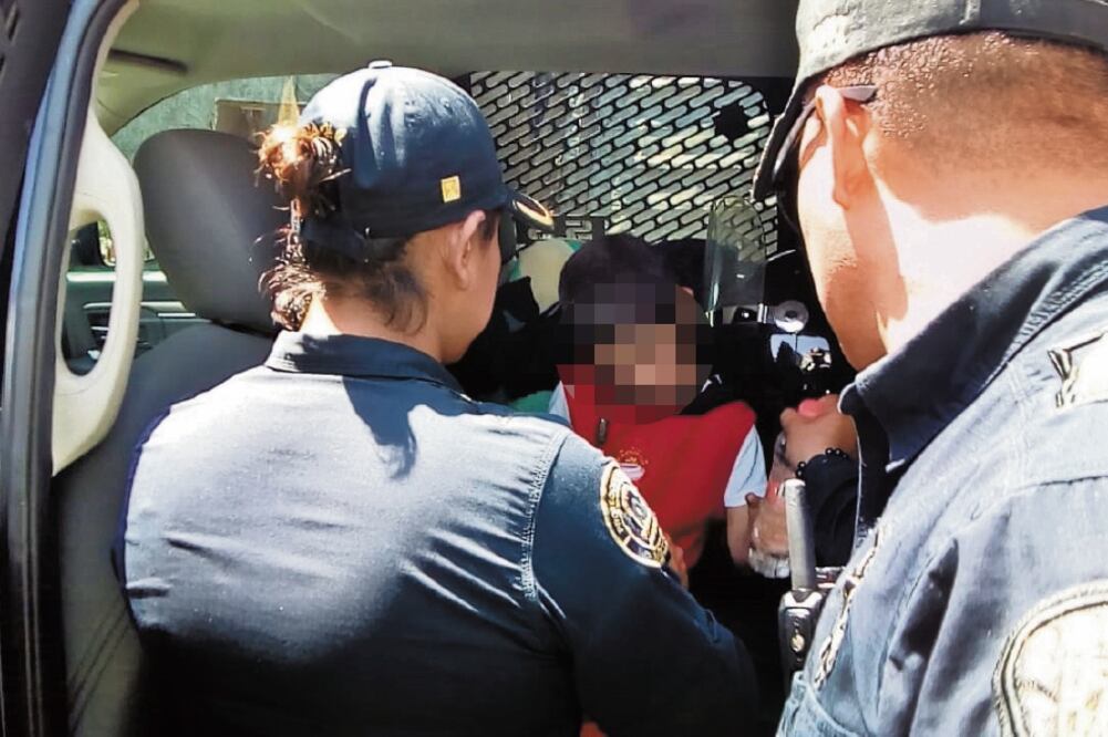 El pequeño, de seis años de edad, fue escoltado por agentes capitalinos, quienes le ofrecieron agua y alimento mientras esperaban la llegada de paramédicos para que revisaran su salud. Foto: ESPECIAL
