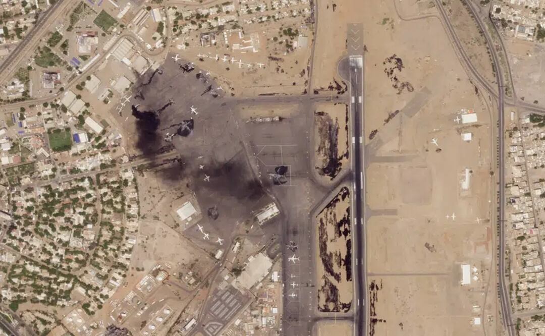 En esta imagen de satélite de Planet Labs PBC se ven aeronaves dañadas, una de ellas en llamas, en el Aeropuerto Internacional de Jartum, en Jartum, Sudán. Foto: AP