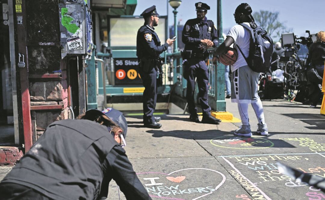 El artista Honschar escribió con gises mensajes de unidad y paz en la estación del Metro atacada en Brooklyn, Nueva York. Foto: Ángela Weiss/ AFP