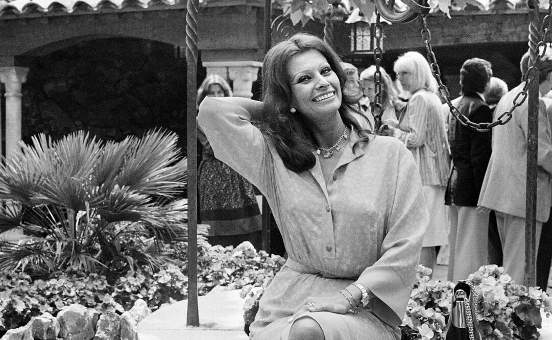 La actriz italiana Sophia Loren posa para fotografías durante el Festival Internacional de Cine de Cannes, el 26 de mayo de 1976. La estrella italiana Sophia Loren, icono del cine con dos premios Oscar a su nombre en Hollywood, celebra su 90 cumpleaños en Roma. Foto: AFP.