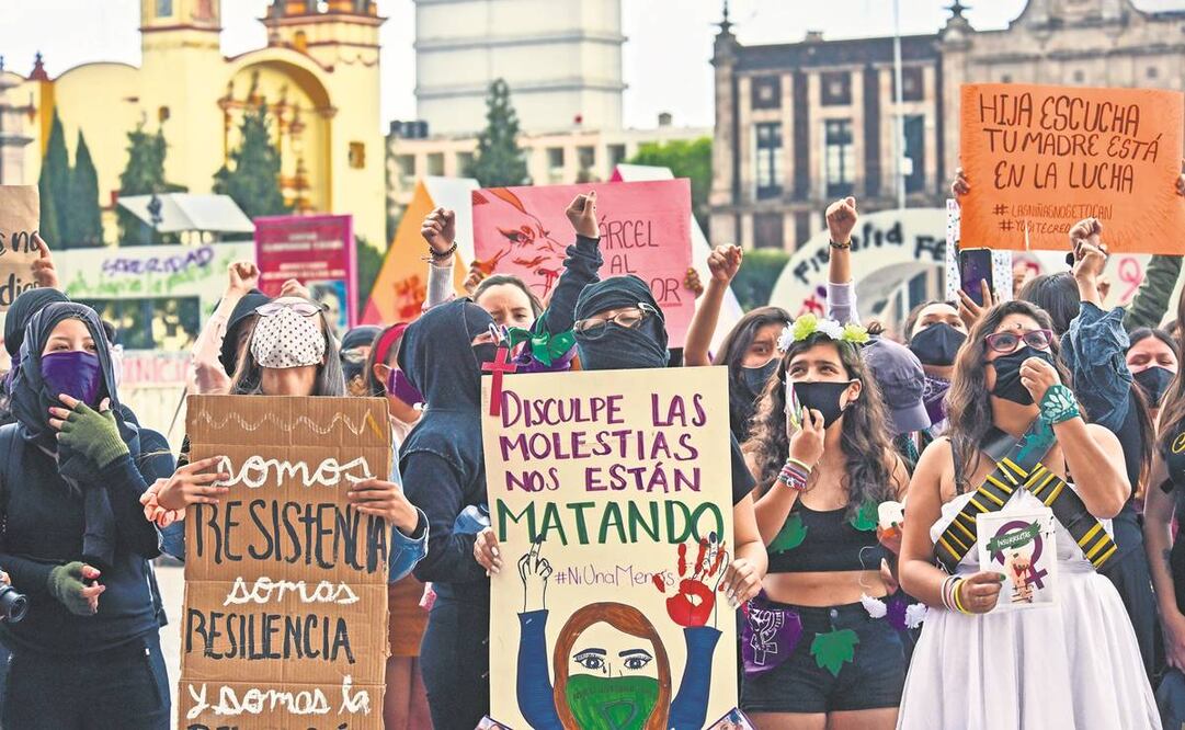 Mujeres de diversos colectivos, durante una protesta en el marco del Día Internacional de la Eliminación de la Violencia contra la Mujer, en Toluca.