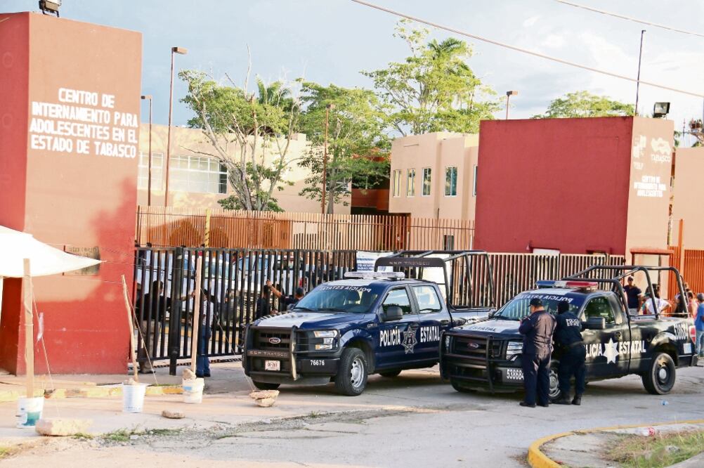 Los cuerpos policiacos lograron restablecer el orden, con el reporte de un policía y nueve adolescentes lesionados por golpes (LUMA LÓPEZ. EL UNIVERSAL)