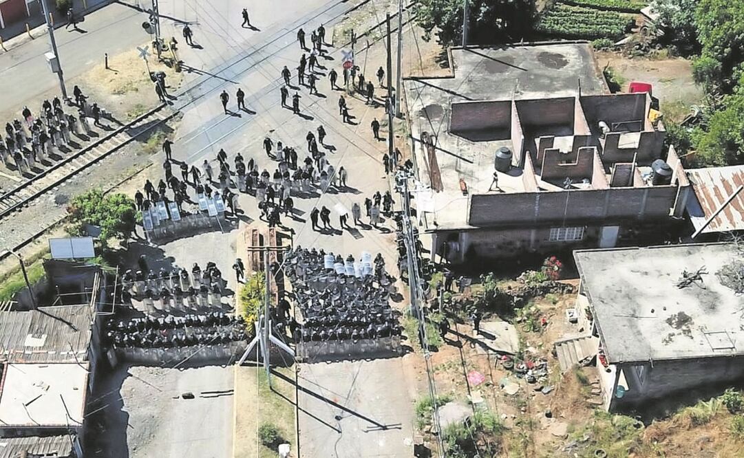 El saldo preliminar del operativo son 2 elementos de la GN y 8 policías lesionados, además de un profesor. Foto: Especial