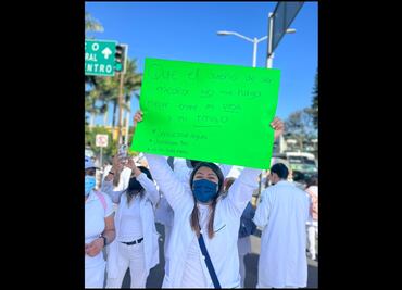 Marchan médicos pasantes en Oaxaca para exigir seguridad tras asesinato de Eric Andrade