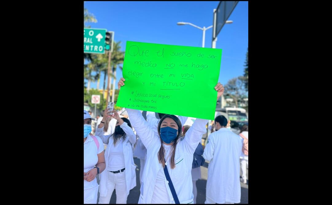 Marchan médicos pasantes en Oaxaca para exigir seguridad tras asesinato de Eric Andrade