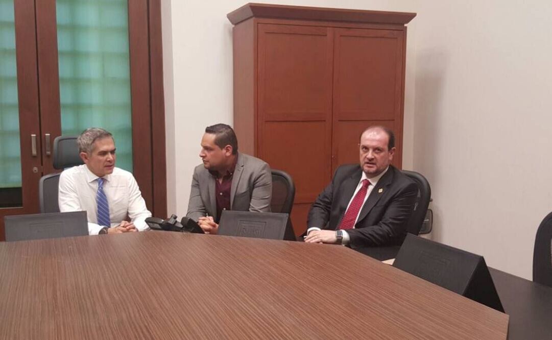 Aspecto de reunión de Rodrigo Fragoso con el jefe de Gobierno y el procurador capitalino