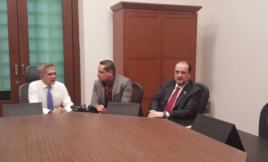 Aspecto de reunión de Rodrigo Fragoso con el jefe de Gobierno y el procurador capitalino