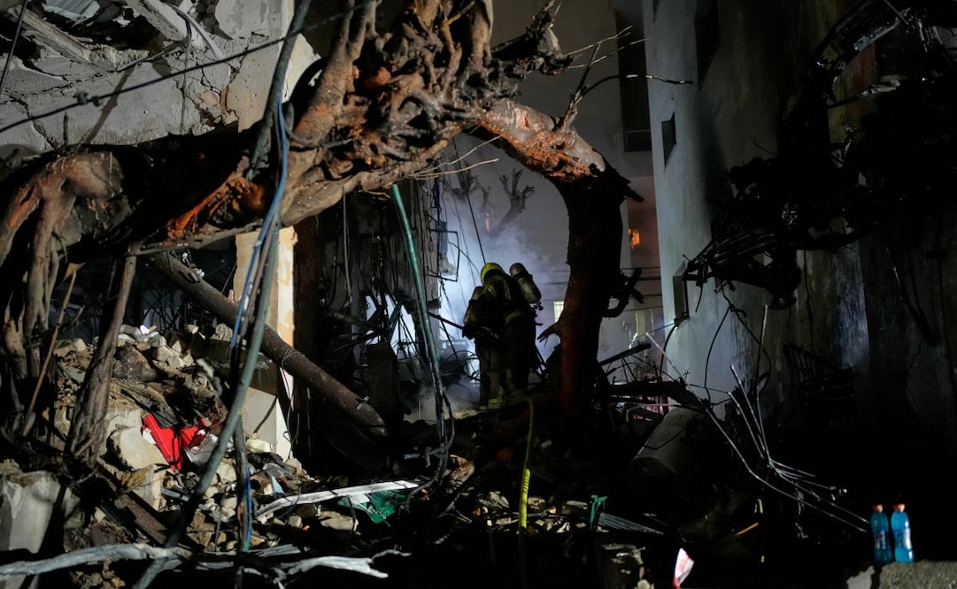 Oficiales del Comando del Frente Interno de Israel buscan entre los escombros de un edificio de apartamentos dañado tras un ataque con misiles iraníes en Tel Aviv. Foto: AP Photo/Ohad Zwigenberg