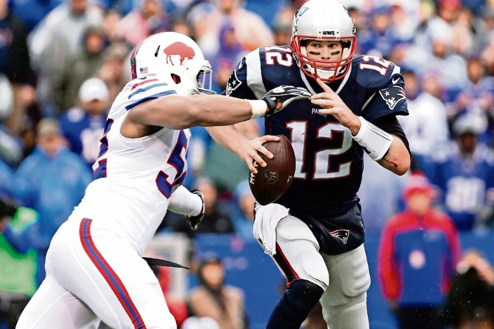 Tom Brady (derecha) va por el récord de victorias en la NFL (KEVIN HOFFMAN. USA TODAY SPORTS)