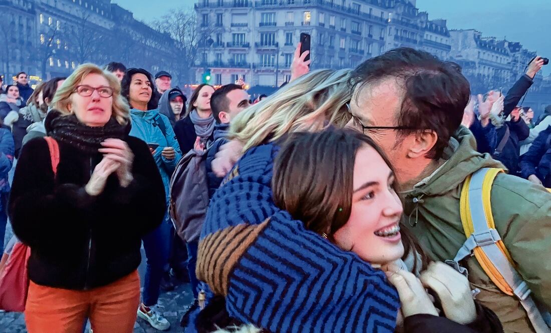Defensores del derecho al aborto se abrazan, después de que legisladores franceses aprobaran incluirlo en la Constitución. Foto: Oleg Cetinic / AP