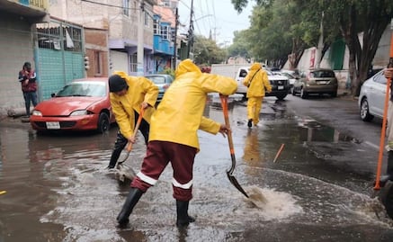 Iztapalapa registra varios encharcamientos debido a la lluvia; personal de alcaldía y de Policía Auxiliar trabajan en la zona
