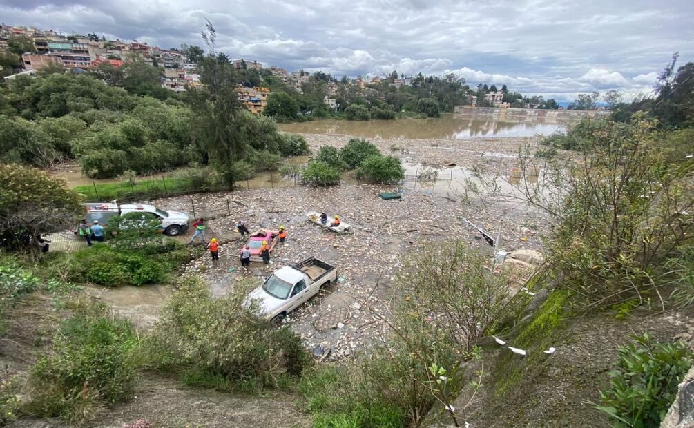Vecinos afectados tras desbordamiento de presa Mixcoac; cuatro vehículos arrastrados en Álvaro Obregón. Foto: Juan Carlos Williams