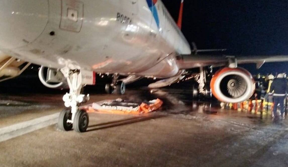 Un video del incidente publicado por el sitio web Airport Haber, especializado en noticias de aviación, mostraba llamas que salían del costado izquierdo del avión mientras los equipos de emergencia lo rociaban. Foto: @AirportIST