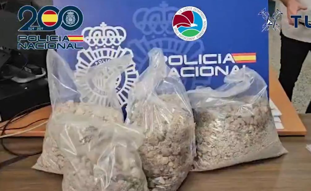 Recuperan 40 kilos de metanfetamina ocultos en la base de una estatua de mármol de más de un metro y medio de altura. Foto: Captura de pantalla de X @policia