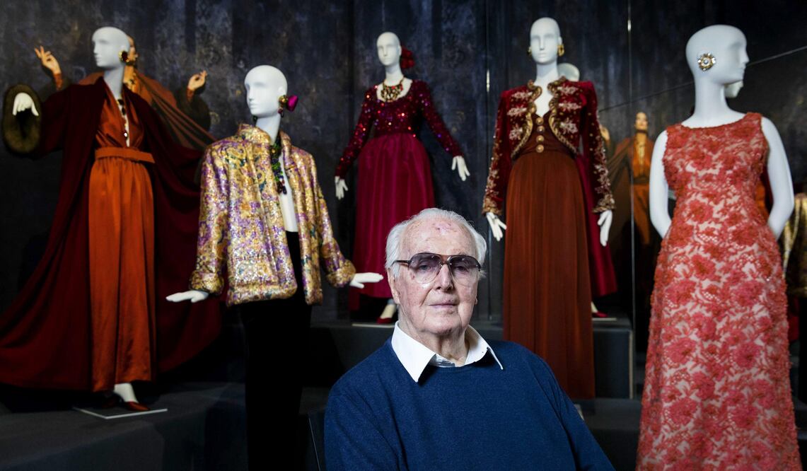 Hubert de Givenchy poses before the opening of "To Audrey with Love", fashion display featuring items of American actress and fashion muse Audrey Hepburn, at the Gemeentemuseum, The Hague in 2016 - Photo: Bart Maat/EFE