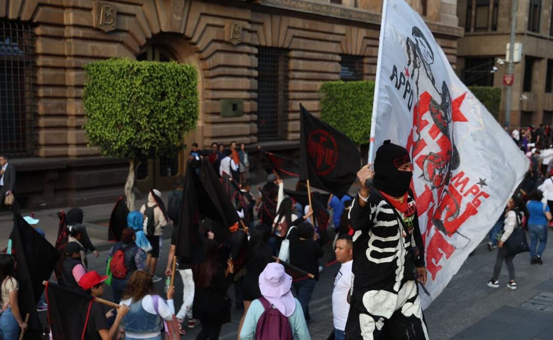 Contingente Zapatista marcha sobre la calle 5 de Mayo hacia el zócalo exigiendo frenar los ataques en Chiapas, durante los recorridos realizan pintas. Foto: Iván Montaño/EL UNIVERSAL