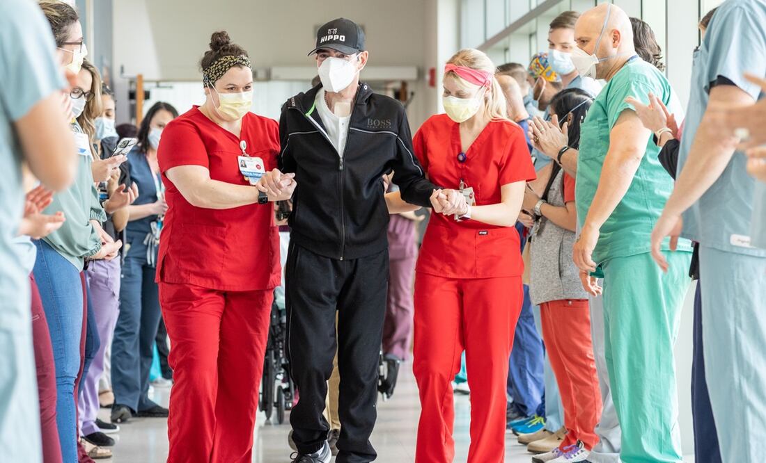 Toño Mauri es depedido del hospital entre aplausos. Foto: Captura UF Health