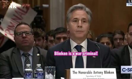 Activistas propalestinos interrumpen comparecencia de Blinken, le gritan “carnicero”