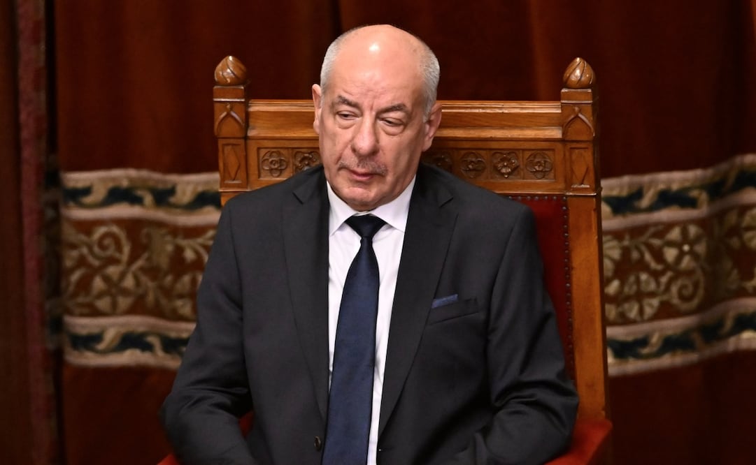 El presidente saliente de Hungría, Tamás Sulyok, firma la reforma constitucional que pone fin anticipado a su mandato, pese a expresar su rechazo a la medida (18/07/2026). Foto: AP