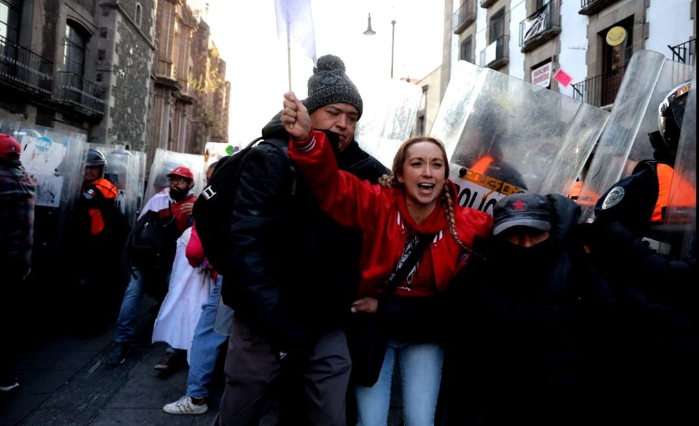 Maestros de la CNTE protestan en los alrededores de Palacio Nacional en demanda de la abrogación de la Ley del ISSSTE 2007 en la Ciudad de México, el 13 de noviembre de 2025. Foto: Gabriel Pano/EL UNIVERSAL