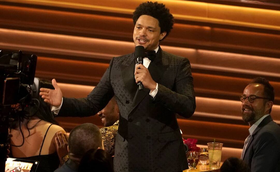 Conducida por el comediante Trevor Noah (Foto), la 64ª edición del mayor premio de la industria de la música arrancó con la participación de Sonic Silk. Foto: AP
