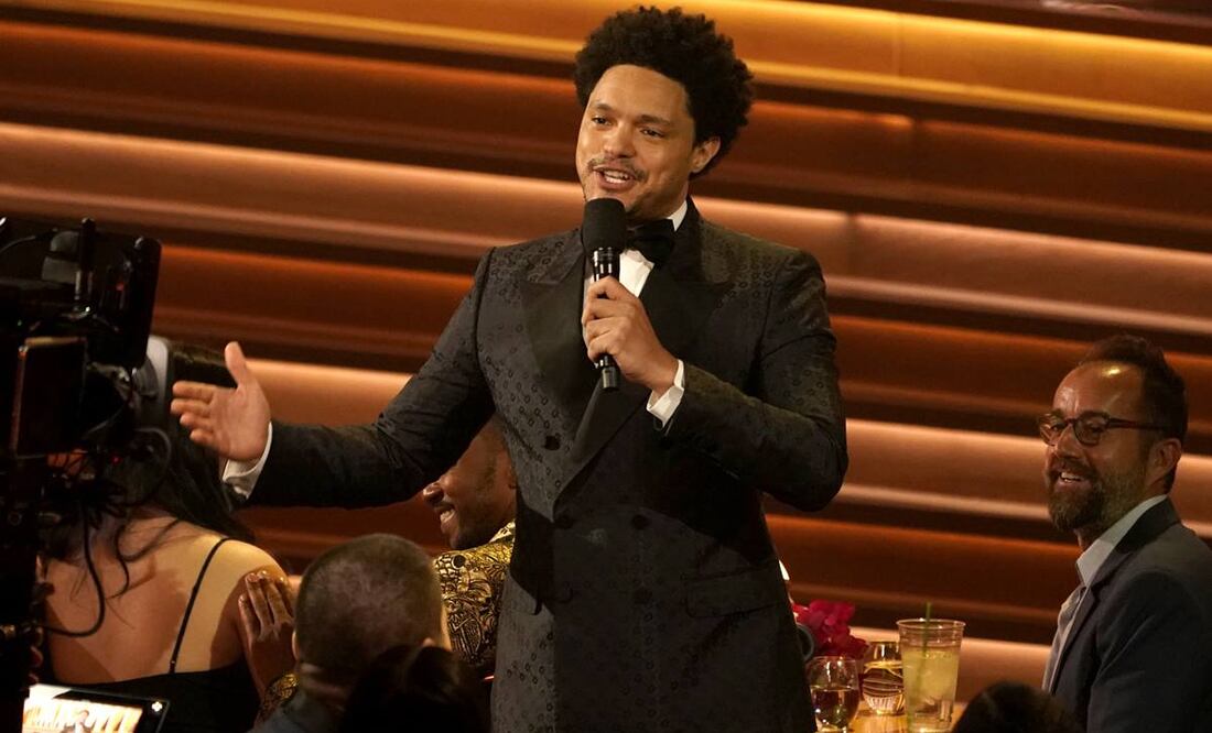 Conducida por el comediante Trevor Noah (Foto), la 64ª edición del mayor premio de la industria de la música arrancó con la participación de Sonic Silk. Foto: AP