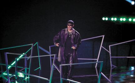 Vestido de mujer y con mensaje feminista, Bad Bunny estrena "Yo perreo sola"