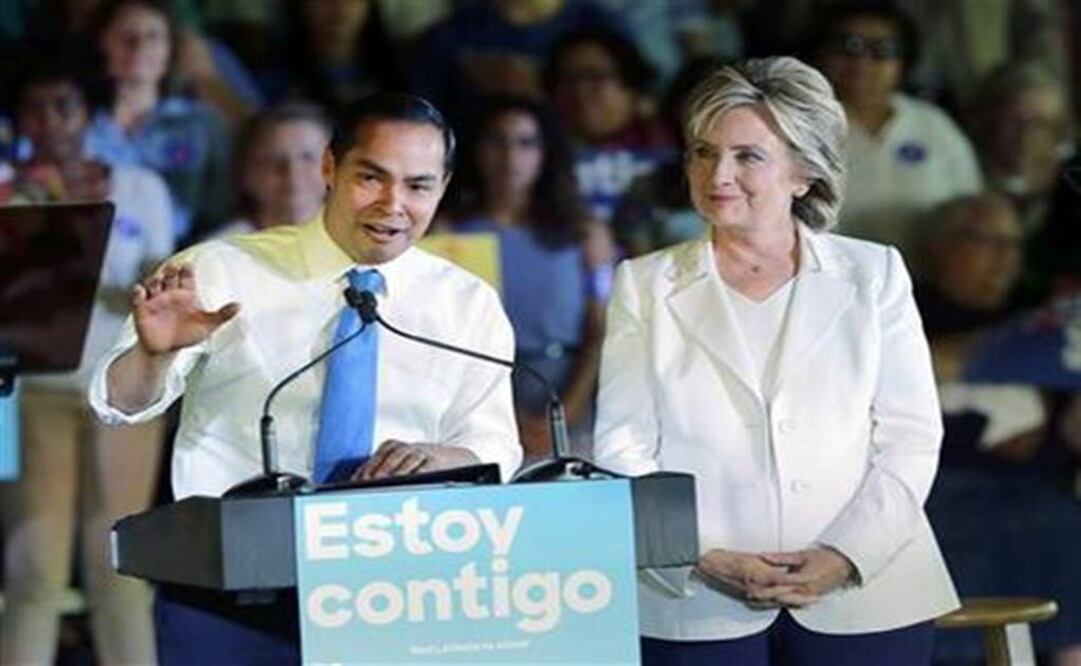 Housing and Urban Development Secretary Julian Castro, left and Democratic presidential candidate Hillary Clinton, right (Photo: AP/File) 