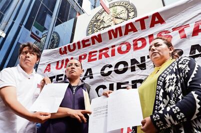Comunicadores entregan exigencias en Senado