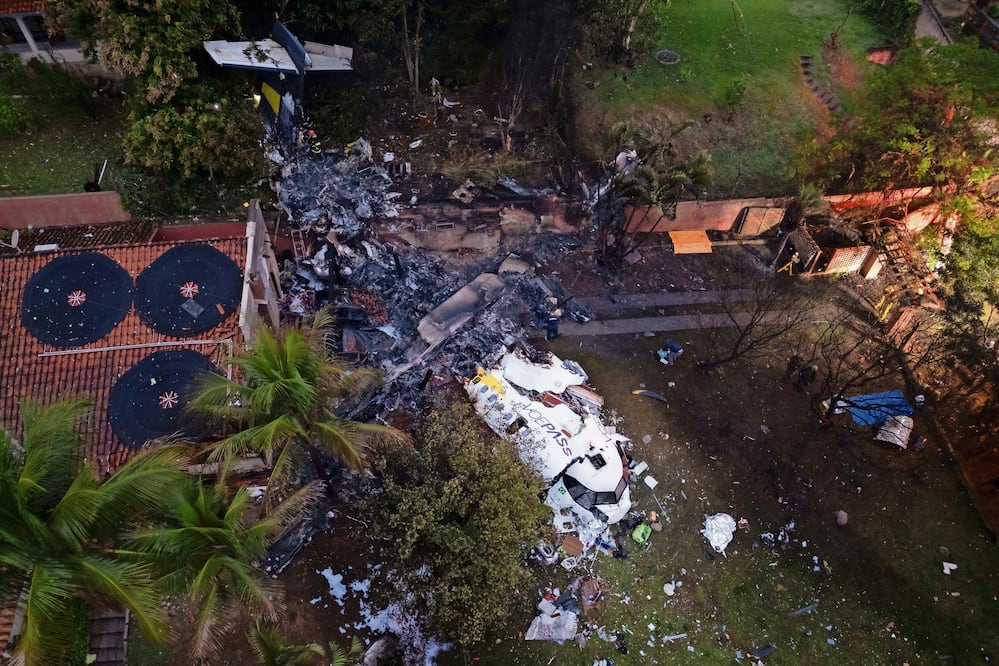 Vista aérea del sitio donde se accidentó un avión de la aerolínea VOEPASS, en Vinhedo. El aparato cayó en vertical, girando sobre sí mismo, hasta estrellarse en una zona de vegetación dentro de una urbanización residencial. Foto: de Isaac Fontana. EFE