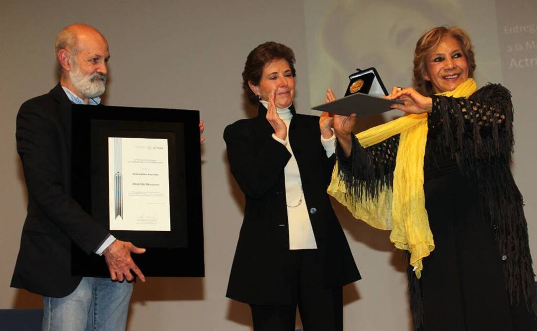 Monteros recibió la distinción de manos de Luis de Tavira y María Cristina García Cepeda. (FOTO: Notimex)