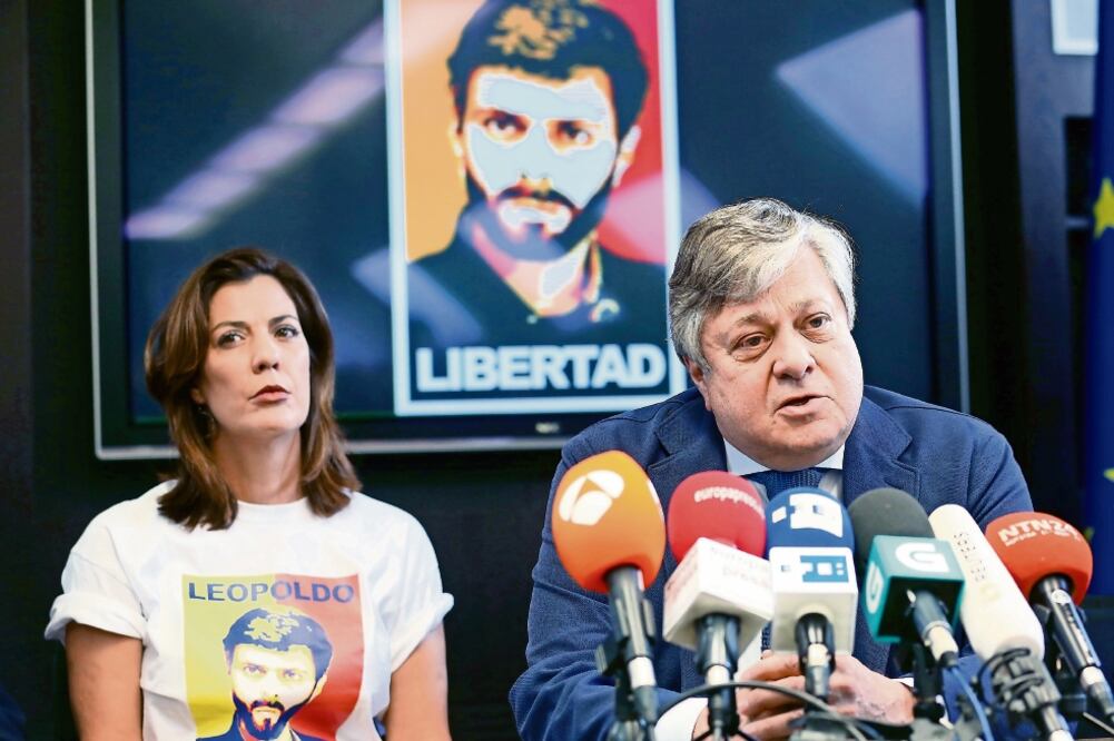 El padre y la hermana de Leopoldo López pidieron que la Cruz Roja verifique el estado de salud del opositor, preso en la cárcel de Ramo Verde. (PAUL HANNA. REUTERS)
