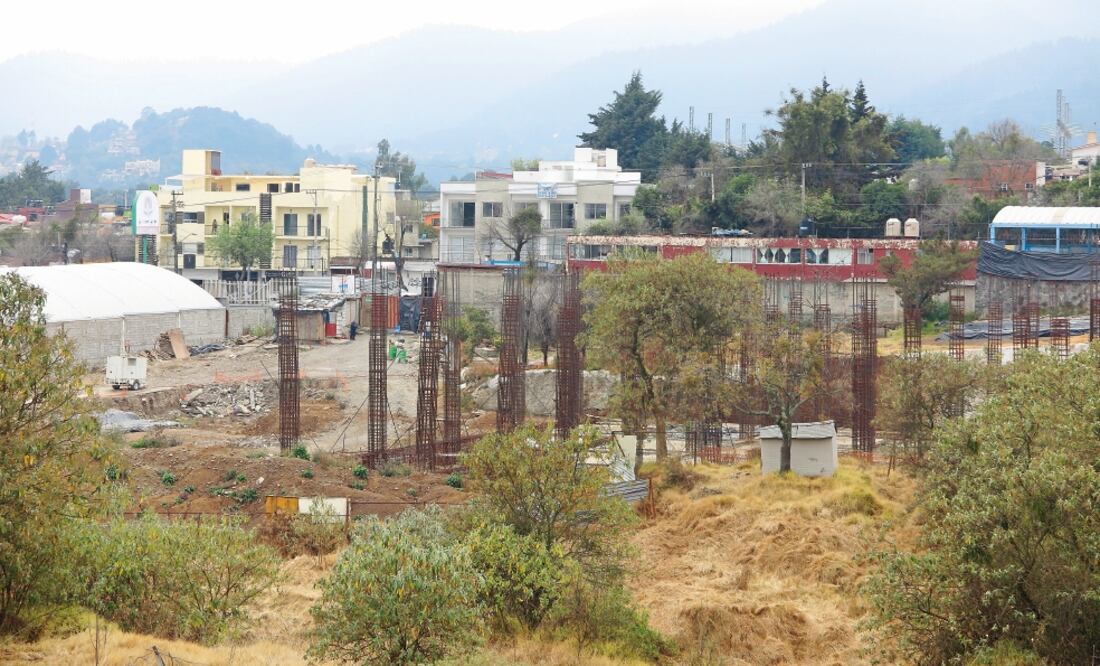 En el terreno se observa una serie de estructuras de varilla para las columnas de la clínica, las cuales están oxidadas porque desde hace cinco meses los trabajos se suspendieron. (Fotos: LUIS CORTÉS)