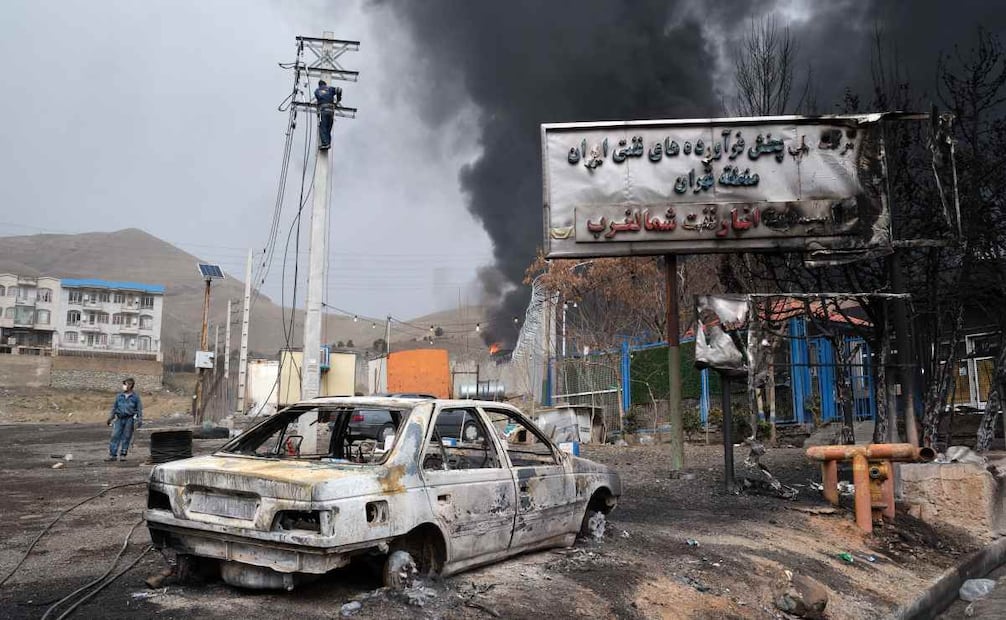 La entrada del Depósito de Petróleo del Noroeste de Teherán que fue atacado anoche por Israel. Teherán amaneció este domingo envuelta en una nube tóxica mezcla de lluvia y humo de los ataques israelíes de la madrugada contra cuatro instalaciones petroleras en la capital y zonas cercanas. Foto: EFE
