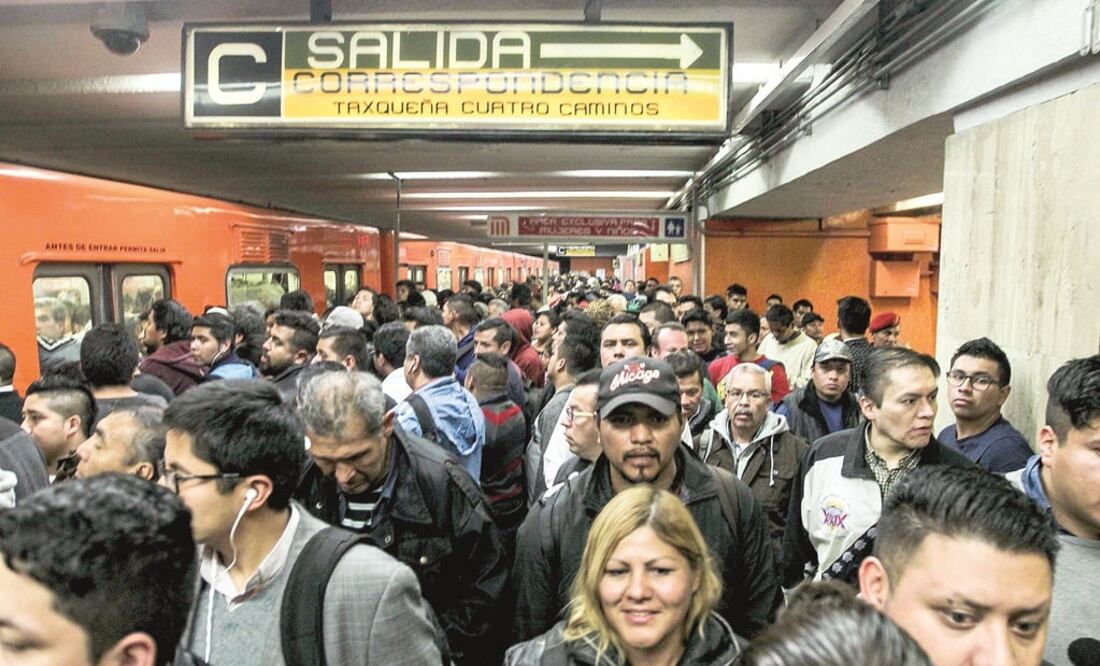 Las fallas en el Metro provocaron que en los andenes de todas las estaciones de la línea se agolparan los usuarios. (GERMÁN GARCÍA. EL UNIVERSAL)