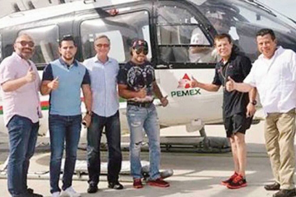 Julio César Chávez posa al lado de un helicóptero de la empresa Pegaso con el logo de Pemex (Especial)