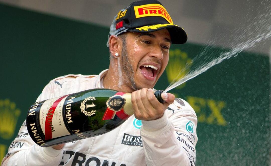Lewis Hamilton celebra una victoria en el campeonato de la Fórmula 1