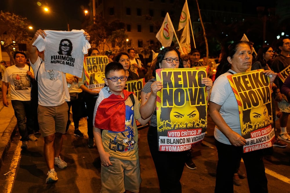 Peruanos durante una manifestación contra la candidata Keiko Fujimori, en Lima. FOTO: MARTÍN MEJÍA. AP