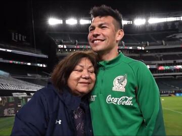 Chucky Lozano cumple sueño de admiradora que perderá la vista por una enfermedad