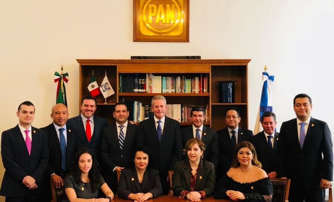 Legisladores del PAN previo a la instalación del Primer Congreso de la CDMX (Foto: Twitter / @Christianvonroe)