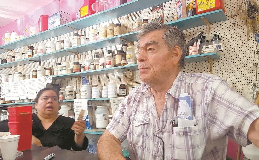 El ingeniero Francisco Javier de la Fuente vende desde hace 43 años materia prima para laboratorios, pero ante la situación por el Covid-19, su negocio comenzó a ofrecer gel antibacterial, guantes y cubrebocas. Foto: SANDRA TOVAR. EL UNIVERSAL