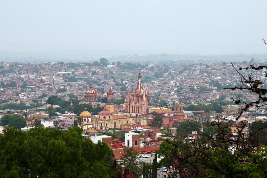 Pese a la riqueza asociada al turismo, la desigualdad en San Miguel de Allende persiste. En 2020, 40.3% de la población se encontraba en situación de pobreza moderada y 3.17% en situación de pobreza extrema.