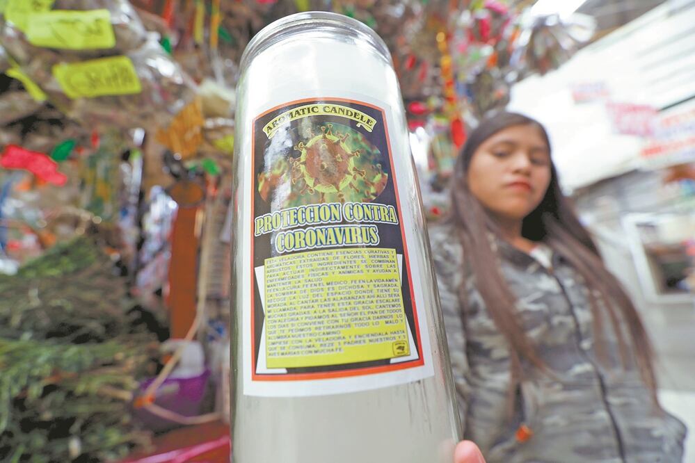 En el mercado 16 de Septiembre, ubicado en el centro de Toluca, algunos locales ofrecen las veladoras para “protegerse” contra el coronavirus. Foto: JORGE ALVARADO. EL UNIVERSAL