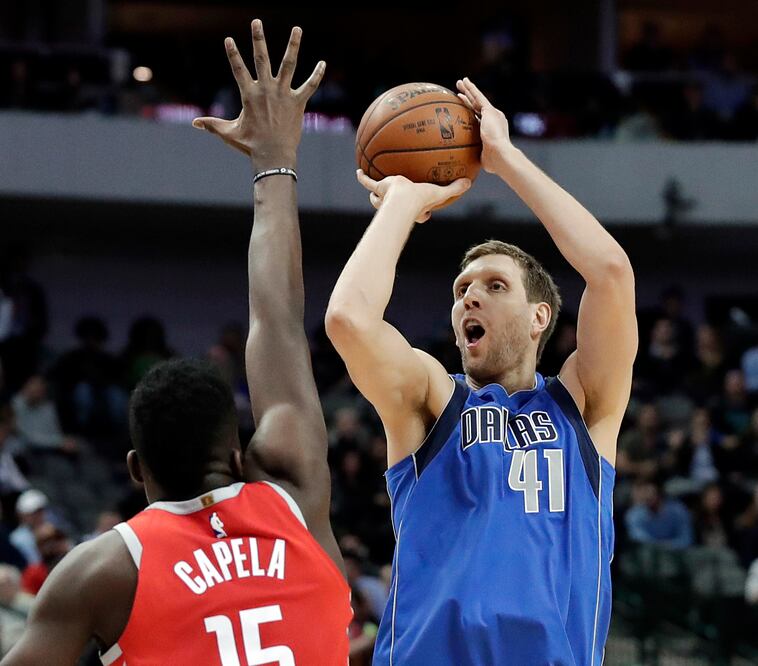 Dirk Nowitzki firma este lunes una nueva temporada con los Mavericks. Foto: AP
