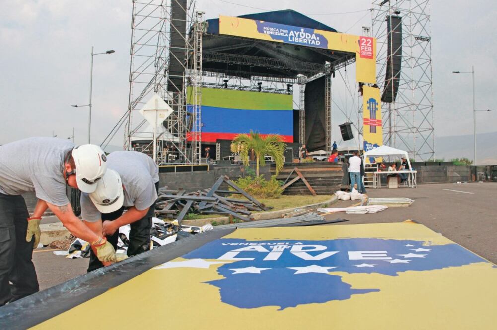 Obreros trabajan en los arreglos finales para el concierto Vanezuela Aid Live , que se realiza hoy en el puente fronterizo Las Tienditas, en Cúcuta. Foto: ERNESTO GUZMAN JR. EFE