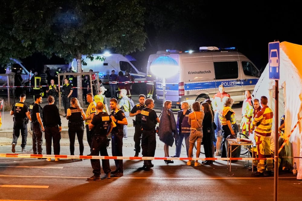 Personal de emergencia y policías, en la zona donde ocurrió un atropellamiento masivo durante el Día del Orgullo LGBTQ+, en Berlín (25/07/2026). Foto: AP