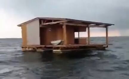 Restaurante flotante de Tuxpan, Veracruz, aparece en aguas del Golfo de México