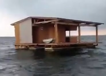 Restaurante flotante de Tuxpan, Veracruz, aparece en aguas del Golfo de México