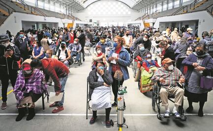 Entre el desorden y la aglomeración, vacunan a los abuelos