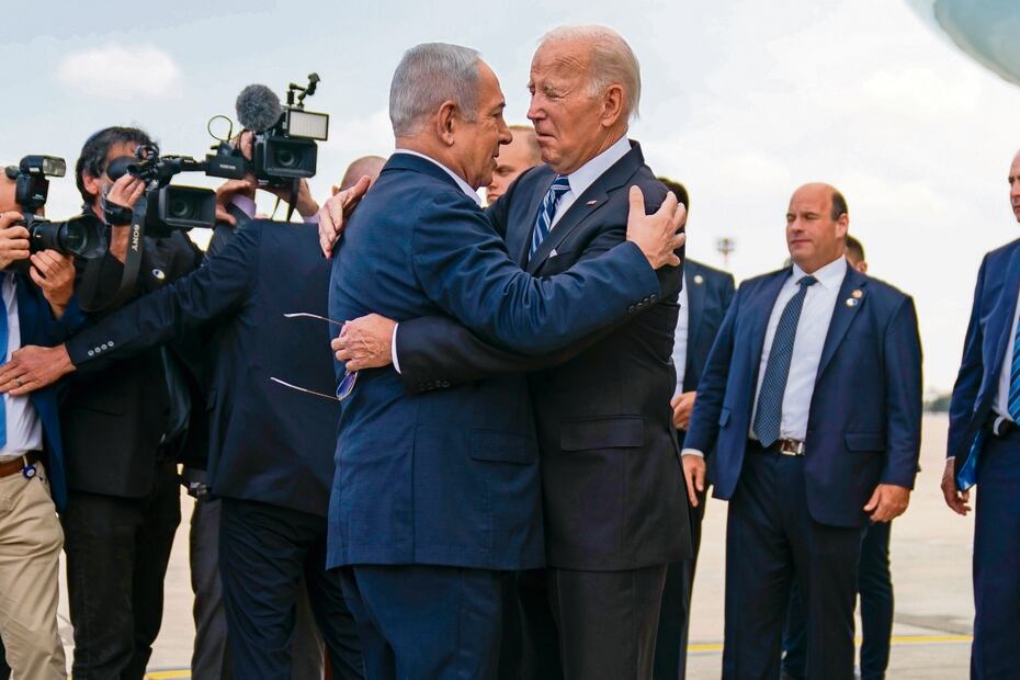 El primer ministro israelí, Benjamin Netanyahu, con el presidente estadounidense, Joe Biden, ayer en el aeropuerto internacional Ben Gurión. Foto: AP